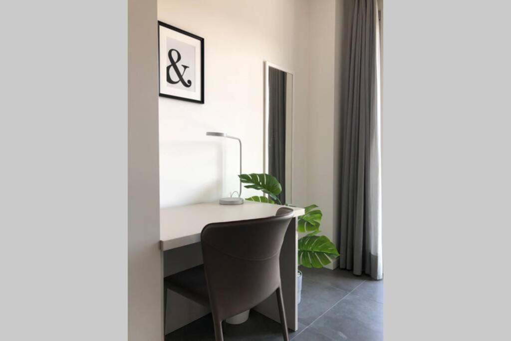 *central Lakeside Apt*swimming Pool & Free Parking * Peschiera del Garda