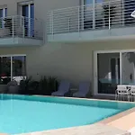 *Central Lakeside Apt*Swimming Pool & Free Parking