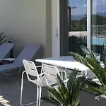*Central Lakeside Apt*Swimming Pool & Free Parking