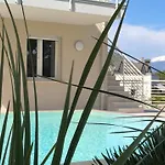 *Central Lakeside Apt*Swimming Pool & Free Parking