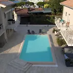 *Central Lakeside Apt*Swimming Pool & Free Parking