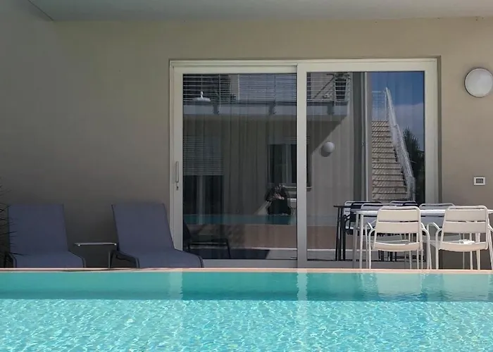 *Central Lakeside Apt*Swimming Pool & Free Parking