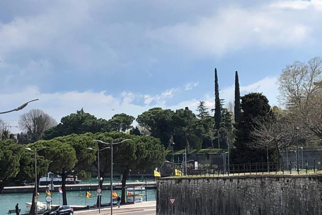 *central Lakeside Apt*swimming Pool & Free Parking Peschiera del Garda