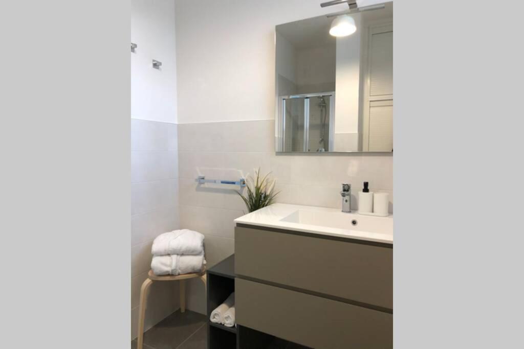 *central Lakeside Apt*swimming Pool & Free Parking * Peschiera del Garda
