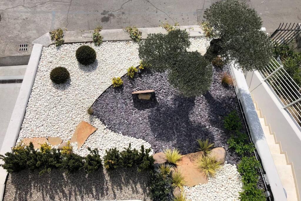 *central Lakeside Apt*swimming Pool & Free Parking *
