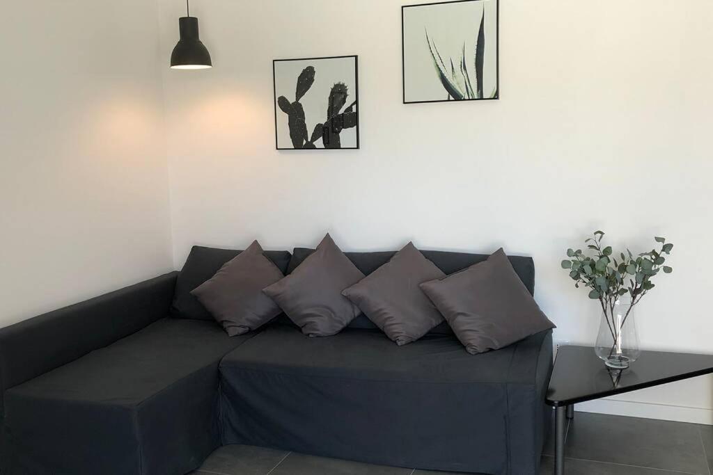 *central Lakeside Apt*swimming Pool & Free Parking