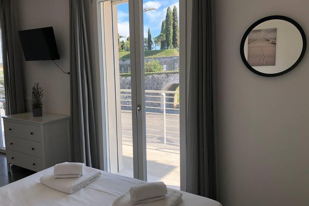 *central Lakeside Apt*swimming Pool & Free Parking * Peschiera del Garda