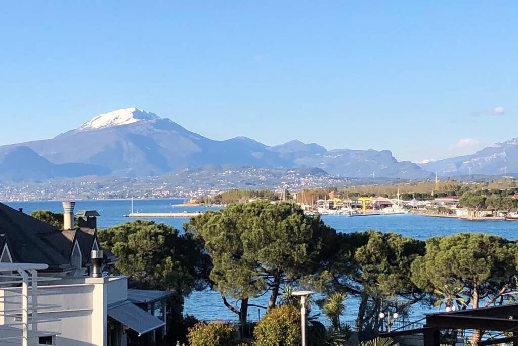 *central Lakeside Apt*swimming Pool & Free Parking