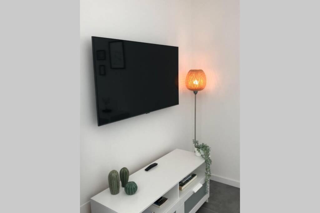 Apartment *central Lakeside Apt*swimming Pool & Free Parking