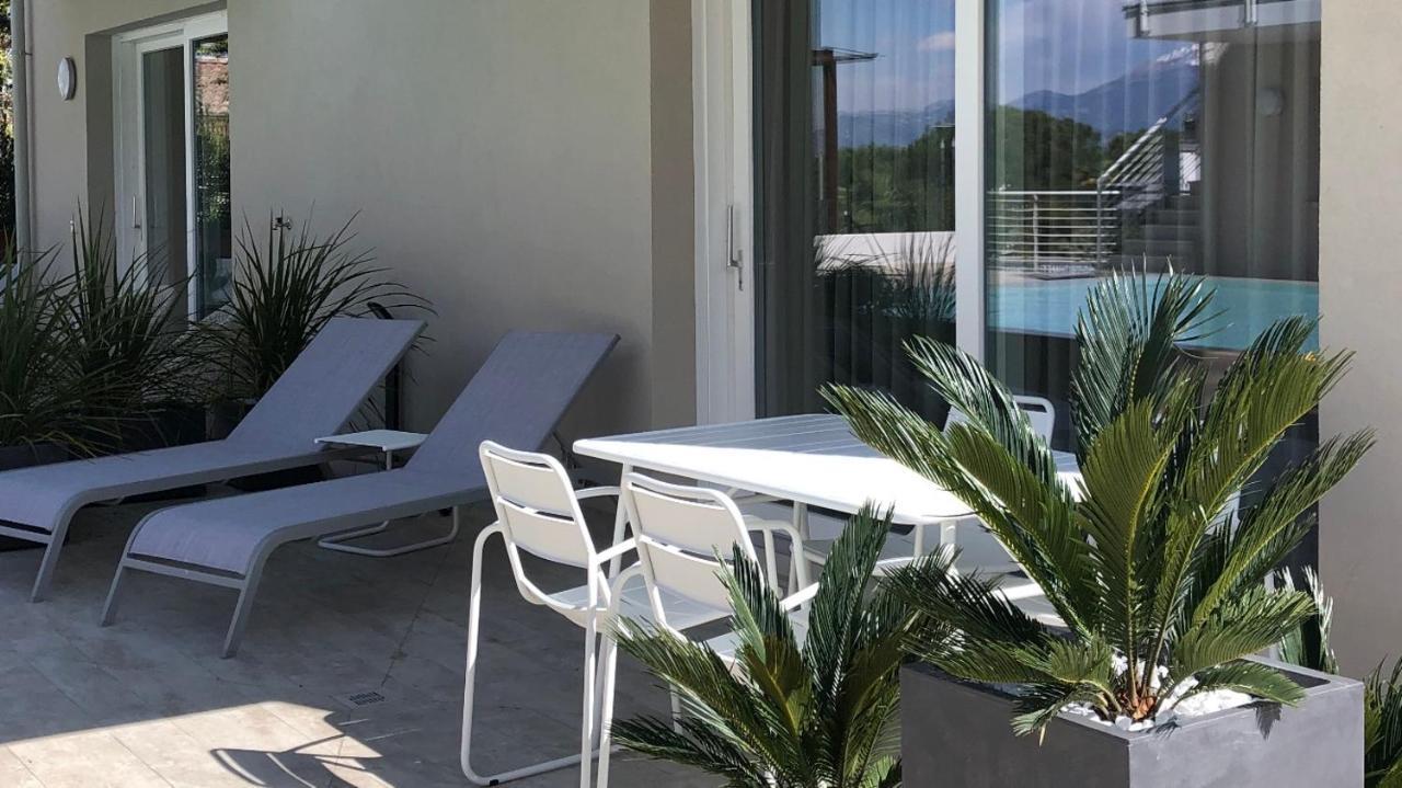 *central Lakeside Apt*swimming Pool & Free Parking Apartment Peschiera del Garda