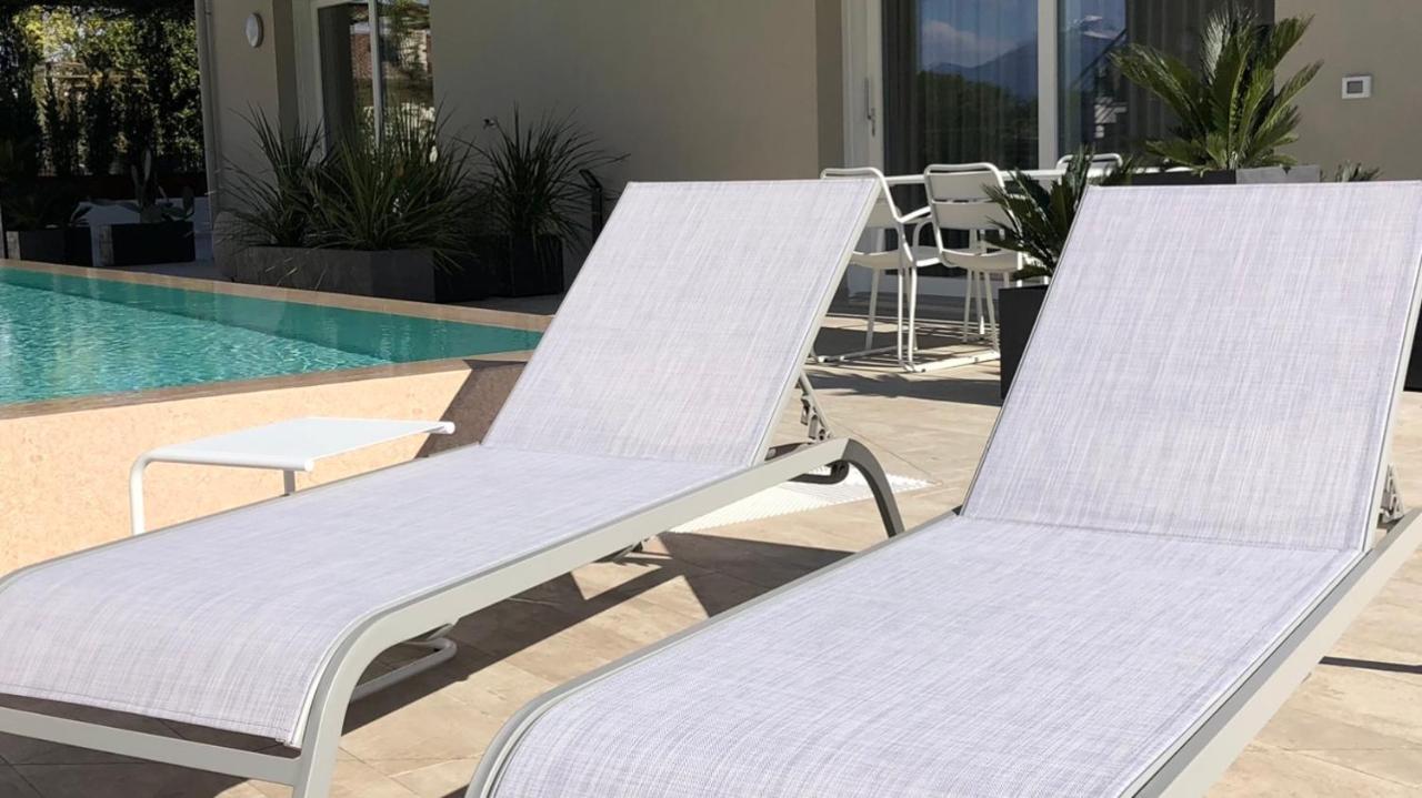 *central Lakeside Apt*swimming Pool & Free Parking Apartment