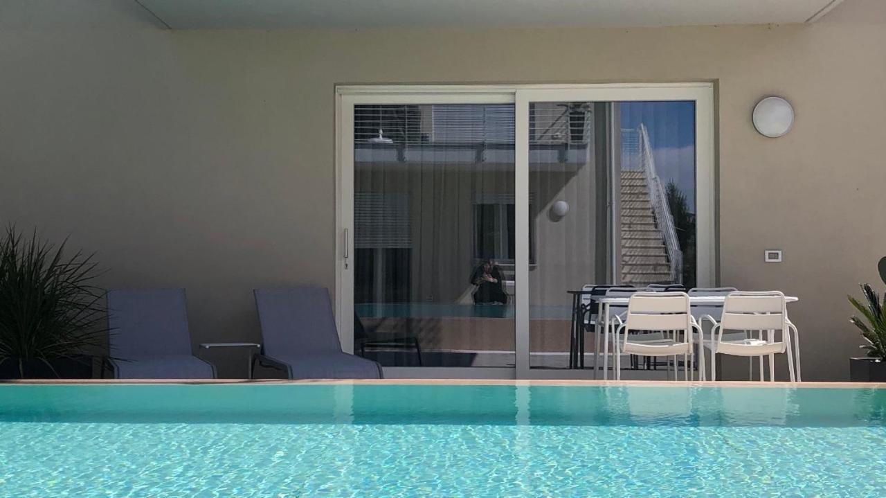 *central Lakeside Apt*swimming Pool & Free Parking Apartment *