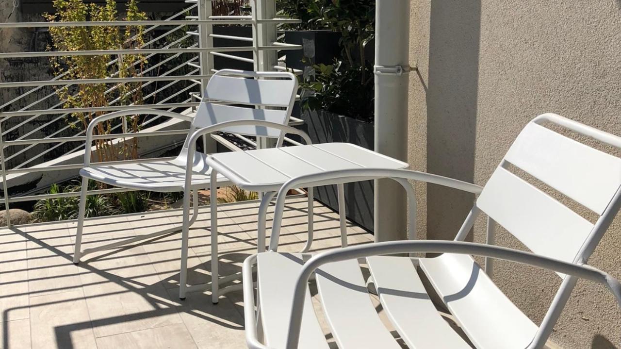 *central Lakeside Apt*swimming Pool & Free Parking Apartment