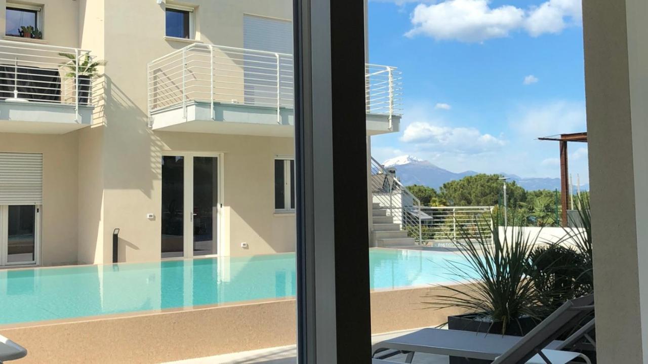 *central Lakeside Apt*swimming Pool & Free Parking Apartment