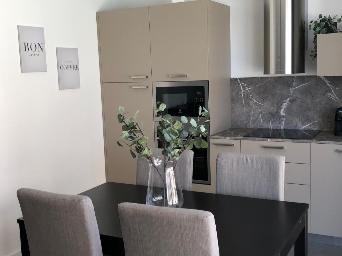 *central Lakeside Apt*swimming Pool & Free Parking Apartment *