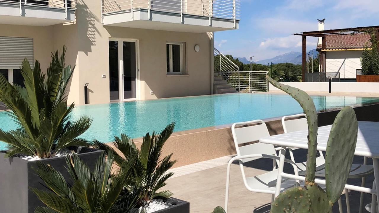 *central Lakeside Apt*swimming Pool & Free Parking Apartment *