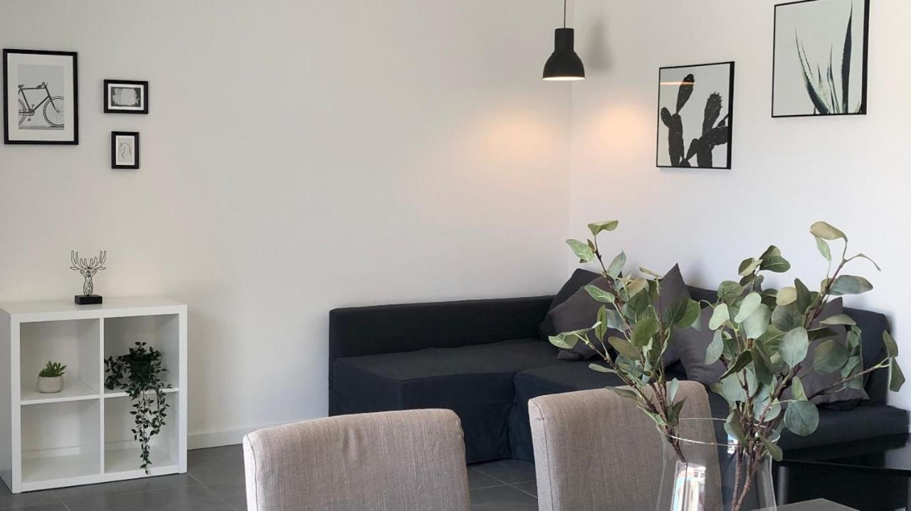 *central Lakeside Apt*swimming Pool & Free Parking Apartment *