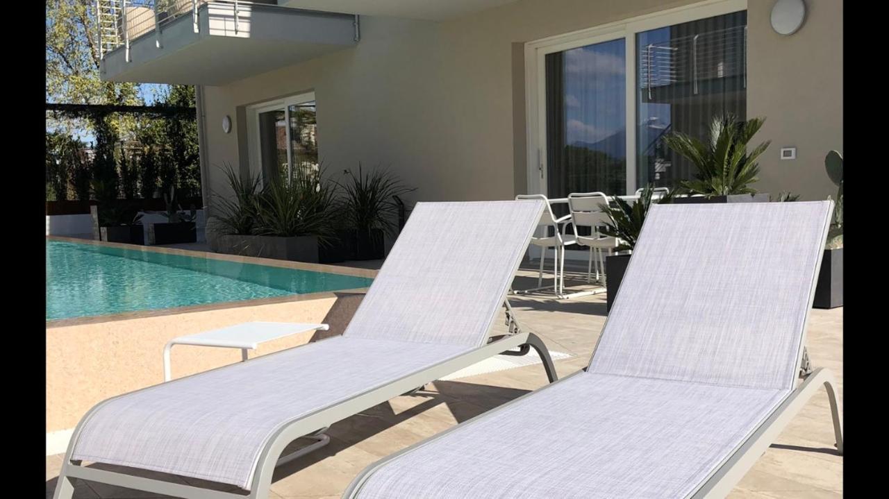 *central Lakeside Apt*swimming Pool & Free Parking Apartment *