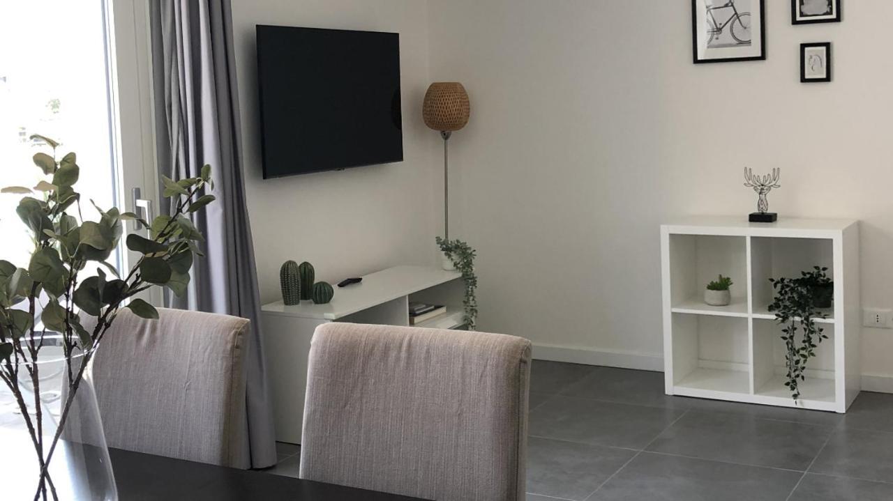 Apartment *central Lakeside Apt*swimming Pool & Free Parking
